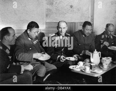 Nationalsozialismus / Nationalsozialismus, Politik, Dreierpakt, Besuch des japanischen Generals Yamashita Tomoyuki bei der II. Gruppe des 53. Deutschen Bomberflügels, Calais-Gebiet, Frankreich, Dezember 1940, Zusatzrechte-Clearences-nicht verfügbar Stockfoto