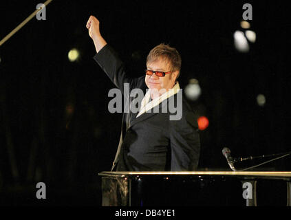 Datei Fotos Sir Elton John wurde in Los Angeles am Mittwoch (23 Mai 12) nach einem Sturz an einer schweren Infektion der Atemwege erkrankt ins Krankenhaus eingeliefert. Rocket Man eingecheckt Cedars-Sinai Medical Center in den frühen Morgenstunden und eine Reihe von Tests unterzogen wurde. Si Stockfoto