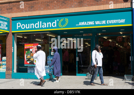 Poundland Rabatt-Shop in Peckham Rye Lane. Stockfoto