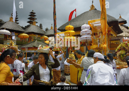 Indonesien, Bali, Hinduismus religiöse Zeremonie im Tempel Pura Besakih Stockfoto