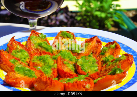 Sonnengetrocknete Tomaten mit Basilikum-Pesto - eine beliebte italienische Antipasti. Die besten Tomaten für dieses Gericht sind die San Marzano-Sorte Stockfoto