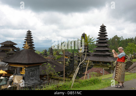 Indonesien, Bali, tragen die traditionelle Sarong im Pura Besakih Tempel tourist Stockfoto