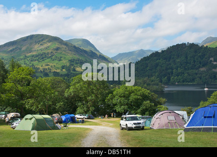 Seite Bauernhof Campingplatz mit Blick auf Ullswater, in der Nähe von Patterdale, Nationalpark Lake District, Cumbria, England UK Stockfoto