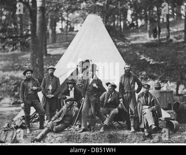 Geographie / Reisen, Vereinigte Staaten von Amerika (USA), Bürgerkrieg 1861 - 1865, Pfadfinder der Potomac-Armee, Lager bei Berlin, Maryland, Oktober 1862, Gruppenbild, Fotografie von Alexander Gardner, Ermittler der Detektivagentur von Allan Pinkerton, Spionage, Secret Service Department, Union Army, Yankee, Yankees, Northerner, Northerners,war, Kriege, Zelt, Zelte, Spion, Spione, amerikanischer Bürgerkrieg, historisch, Detektive, 19. Jahrhundert, Leute, Zusatzrechte-Clearences-nicht vorhanden Stockfoto