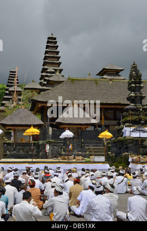Indonesien, Bali, religiöse Zeremonie im Tempel Pura Besakih Stockfoto
