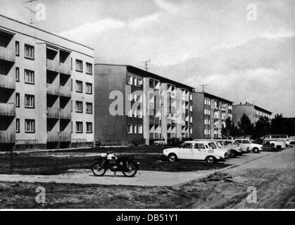 Geographie / Reisen, Deutschland, Ostdeutschland, Gröbzig, Gebäude, Mietshäuser an der 'Strasse des Aufbaus', 1970er Jahre, Additional-Rights-Clearences-not available Stockfoto