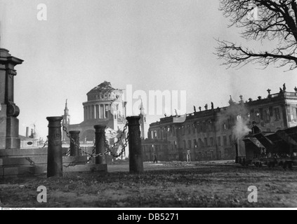 Nachkriegszeit, Deutschland, zerstörte Städte, Potsdam, Ruine der Nikolaikirche und des Stadtpalastes, im Vordergrund rechts die Schmalspurbahn, die zum Abbauen der Trümmer verwendet wurde, 1945, Zusatzrechte-Freiräumungen-nicht vorhanden Stockfoto