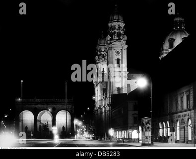 Geographie / Reisen, Deutschland, München, Odeonsplatz, mit Theatinerkirche, Feldherrnhalle, Nachtaufnahme, 1960er Jahre, Zusatzrechte-Clearences-nicht vorhanden Stockfoto