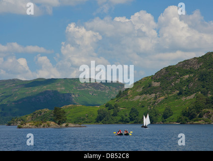 Kanus und Segelbooten auf Ullswater, Nationalpark Lake District, Cumbria, England UK Stockfoto