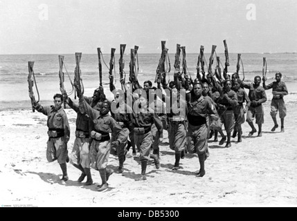 Geographie / Reisen, Libyen, Politik, Jugendliche in der italienischen faschistischen Miliz, mit hochgelobten Gewehren, um 1930er Jahre, Zusatzrechte-Clearences-nicht vorhanden Stockfoto