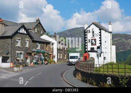 Der Dorfladen und White Lion Inn, Patterdale, Nationalpark Lake District, Cumbria, England UK Stockfoto