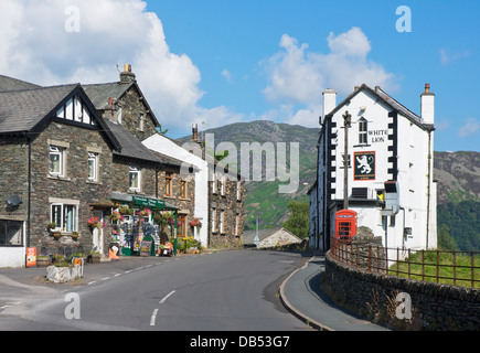 Der Dorfladen und White Lion Inn, Patterdale, Nationalpark Lake District, Cumbria, England UK Stockfoto