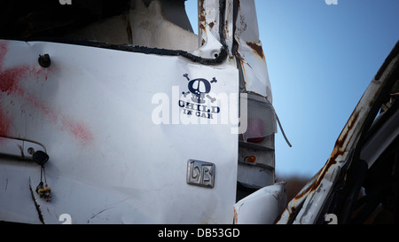 Ein privates Auto mit einem Kind in Auto-Aufkleber völlig zertrümmert durch den 2011 Tohoku Tsunami auf einem Schrottplatz in Kesennuma Stockfoto