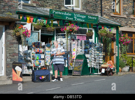 Mann verlassen des Dorfes Store & Postamt, Patterdale, Nationalpark Lake District, Cumbria, England UK Stockfoto