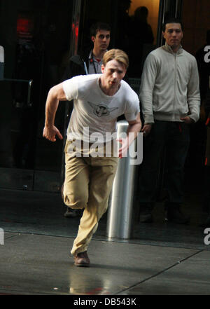 Chris Evans filmt eine Szene für "Captain America: The First Avenger" vor Ort in Manhattan New York City. Stockfoto