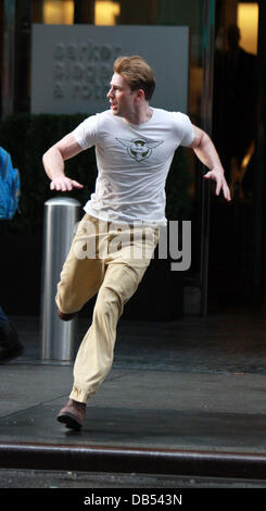 Chris Evans filmt eine Szene für "Captain America: The First Avenger" vor Ort in Manhattan New York City. Stockfoto