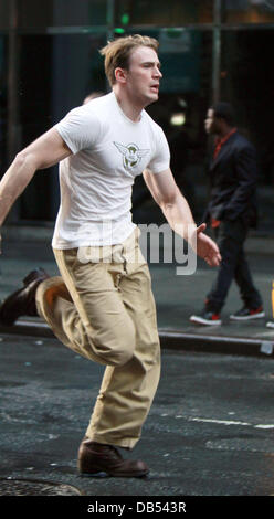 Chris Evans filmt eine Szene für "Captain America: The First Avenger" vor Ort in Manhattan New York City. Stockfoto