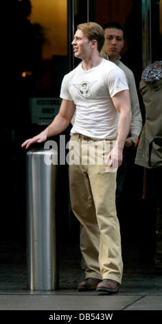 Chris Evans filmt eine Szene für "Captain America: The First Avenger" vor Ort in Manhattan New York City. Stockfoto