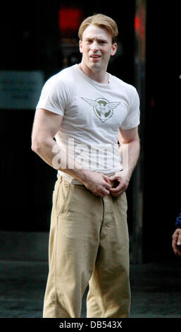 Chris Evans filmt eine Szene für "Captain America: The First Avenger" vor Ort in Manhattan New York City. Stockfoto