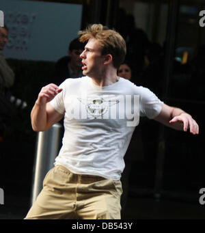 Chris Evans filmt eine Szene für "Captain America: The First Avenger" vor Ort in Manhattan New York City. Stockfoto