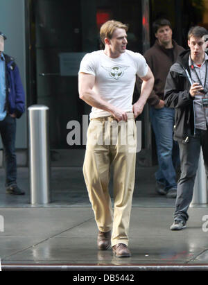 Chris Evans filmt eine Szene für "Captain America: The First Avenger" vor Ort in Manhattan New York City. Stockfoto