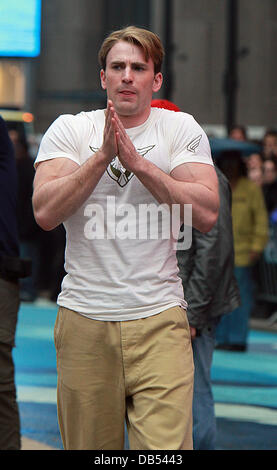 Chris Evans filmt eine Szene für "Captain America: The First Avenger" vor Ort in Manhattan New York City. Stockfoto