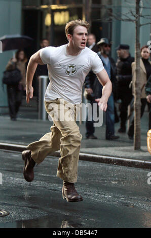 Chris Evans filmt eine Szene für "Captain America: The First Avenger" vor Ort in Manhattan New York City. Stockfoto