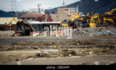 Ein zerstörter öffentlicher Bus in Kesennuma Rost unter der Sonne Stockfoto