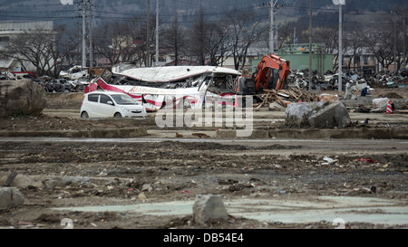 Ein zerstörter öffentlicher Bus in Kesennuma Rost unter der Sonne Stockfoto