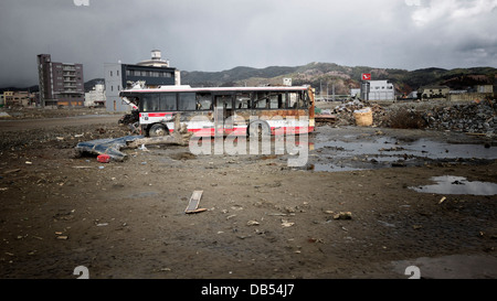 Ein zerstörter öffentlicher Bus in Kesennuma Rost unter der Sonne Stockfoto
