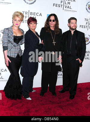 Kelly Osbourne, Sharon Osbourne, Ozzy Osbourne, Jack Osbourne, an der 2011 Tribeca Film Festival - Premiere von "God Bless Ozzy Osbourne" BMCC Theater - Ankünfte. New York City, USA - 24.04.11 Stockfoto