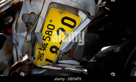 Kei-Kfz-Kennzeichen eines Autos des 2011 Tohoku Tsunami in Kesennuma zerstört Stockfoto