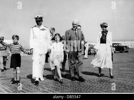 Smuts, Jan Christian, 24.5.1870 - 11.9.1950, südafrikanischer Politiker, Besuch in Griechenland, mit König Paul I., Königin Frederika, Prinz Konstantin & Prinzessin Sofia, um 1947, Stockfoto