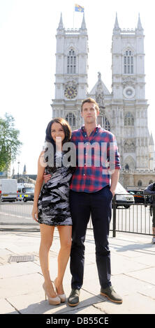 Camilla Luddington und Nico Evers-Swindel auf ein Foto zu nennen, für die DVD "William und Kate: der Film" am Westminster Abbey London, England - 25.04.11 Stockfoto