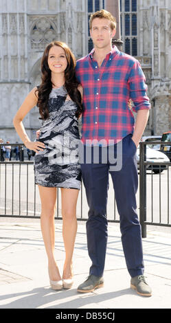 Camilla Luddington und Nico Evers-Swindel auf ein Foto zu nennen, für die DVD "William und Kate: der Film" am Westminster Abbey London, England - 25.04.11 Stockfoto