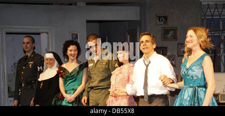 Jimmy Davis, Mary Beth Hurt, Halley Feiffer, Christopher Abbott, Jennifer Jason Leigh, Ben Stiller, Edie Falco Premiere von der Broadway-Produktion von "The House Of Blue Leaves" Walter Kerr Theatre - Curtain Call New York City, USA - 25.04.11 Stockfoto