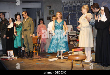 Jimmy Davis, Mary Beth Hurt, Halley Feiffer, Christopher Abbott, Jennifer Jason Leigh, Ben Stiller, Edie Falco, Alison Pill, Thomas Sadoski, Susan Bennett Eröffnungsabend der Broadway-Produktion von "The House Of Blue Leaves" Walter Kerr Theatre Stockfoto