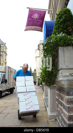 Champagner wird The Goring Hotel serviert wo Kate Middleton die Nacht vor ihrer Hochzeit mit Prinz William London, England - 26.04.11 bleibt Stockfoto