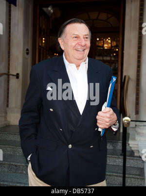 Barry Humphries verlässt das Goring Hotel in London, England - 25.04.11 Stockfoto