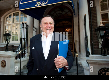 Barry Humphries verlässt das Goring Hotel in London, England - 25.04.11 Stockfoto