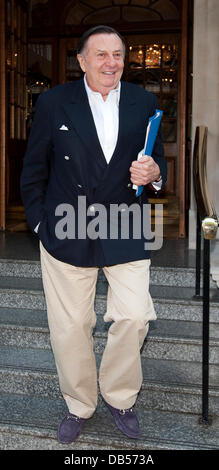 Barry Humphries verlässt das Goring Hotel in London, England - 25.04.11 Stockfoto