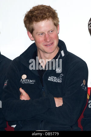 Prinz Harry besucht das Walking mit den Verwundeten Homecoming Medienempfang bei BAFTA in London, England. Eine Gruppe von verwundeten Soldaten gesellten sich Prinz Harry für vier Tage in einer 13-Tage-Wanderung über die polare Eiskappe, zu helfen, Geld für die Charity-Walking mit The Wounded. London, England - 26.04.11 ** nicht zur Veröffentlichung in Frankreich zur Verfügung.  Zur Veröffentlichung zur Verfügung Stockfoto