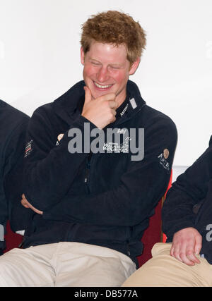 Prinz Harry besucht das Walking mit den Verwundeten Homecoming Medienempfang bei BAFTA in London, England. Eine Gruppe von verwundeten Soldaten gesellten sich Prinz Harry für vier Tage in einer 13-Tage-Wanderung über die polare Eiskappe, zu helfen, Geld für die Charity-Walking mit The Wounded. London, England - 26.04.11 ** nicht zur Veröffentlichung in Frankreich zur Verfügung.  Zur Veröffentlichung zur Verfügung Stockfoto