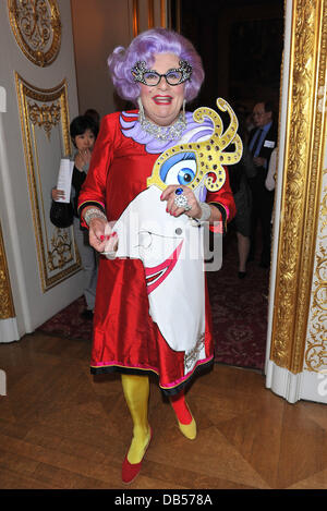 Dame Edna Everage aka Barry Humphries Royal Wedding - internationales Medienereignis im Lancaster House statt. London, England - 26.04.11 Stockfoto