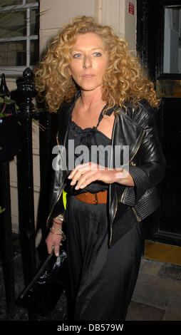 Kelly Hoppen, The Royal Haymarket Theatre verlassen, nachdem die Produktion des Stücks "Flare Path" London, England - 26.04.11 Stockfoto