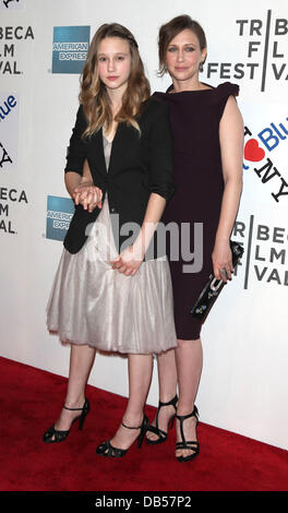 Taissa Farmiga, Vera Farmiga, das 2011 Tribeca Film Festival - Premiere von "Higher Ground" - Ankunft New York City, USA - 26.04.11 Stockfoto