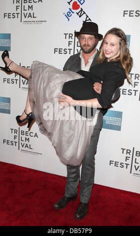 Taissa Farmiga, Joshua Leonard, das 2011 Tribeca Film Festival - Premiere von "Higher Ground" - Ankunft New York City, USA - 26.04.11 Stockfoto