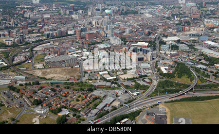 Luftaufnahme von Leeds aus dem Süden mit der M621-Autobahn führt in Stockfoto