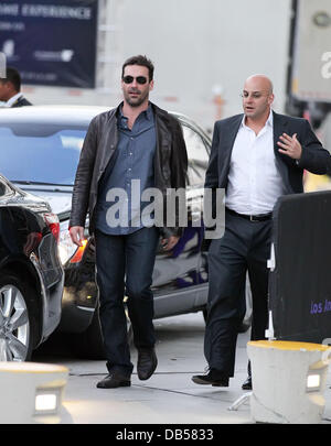 Jon Hamm kommt für Spiel 5 der NBA Playoffs 2011 zwischen der LA Lakers und die New Orleans Hornets im Staples Center in Los Angeles, Kalifornien - 26.04.11 Stockfoto