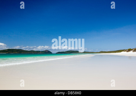 Weißen Sandstrand und das klare Wasser des Whitehaven Beach.  Whitsundays Islands National Park, Whitsundays, Queensland, Australien Stockfoto